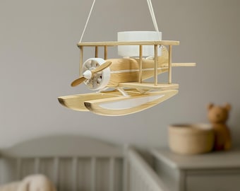 手作りの木製水上飛行機シャンデリア、男の子の部屋にぴったりのパーソナライズされたフロートプレーンシーリングライト、ヴィンテージレトロなブッシュプレーンランプ、パイロットへのギフト