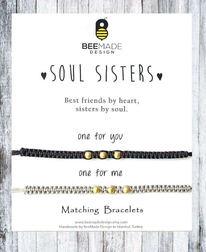 Pu&ograve; includere: Due braccialetti di amicizia abbinati con perline dorate. I braccialetti sono neri e grigi e hanno il testo "Soul Sisters" e "Best friends by heart, sisters by soul." &Egrave; incluso anche il testo "one for you" e "one for me".