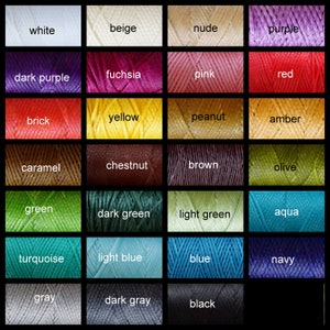 Pu&ograve; includere: Una cartella colori di filo da ricamo con 24 colori diversi, tra cui bianco, beige, nudo, viola, viola scuro, fucsia, rosa, rosso, mattone, giallo, arachide, ambra, caramello, castano, marrone, oliva, verde, verde scuro, verde chiaro, acqua, turchese, azzurro, blu, blu navy, grigio, grigio scuro e nero.