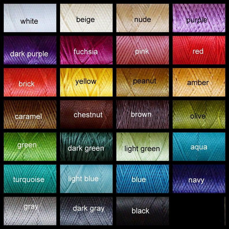 Pu&ograve; includere: Una cartella colori di filo da ricamo con 24 colori diversi, tra cui bianco, beige, nudo, viola, viola scuro, fucsia, rosa, rosso, mattone, giallo, arachide, ambra, caramello, castano, marrone, oliva, verde, verde scuro, verde chiaro, acqua, turchese, azzurro, blu, blu navy, grigio, grigio scuro e nero.
