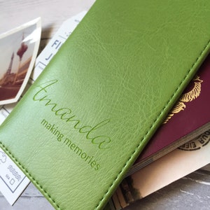 Nome do script Porta-documentos de viagem personalizado | Couro PU personalizado. Presente de lua de mel para amantes de viagens de mamãe e papai