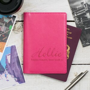 Funda/porta pasaporte personalizada con nombre escrito en letra cursiva/cuero sintético personalizado/regalo para él, para ella, para el padre, para la madre, para los estudiantes, para los amantes de los viajes