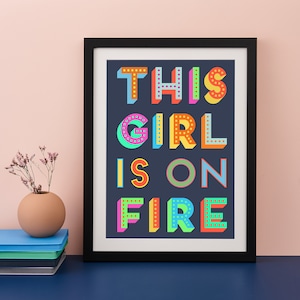 This Girl Is On Fire Kunstdruck zum Internationalen Frauentag. Perfektes Geschenk für sie oder für Teenager-Mädchen. Starker Mädchenclub