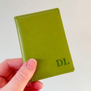 Portefeuille minimaliste avec porte-cartes en cuir végétalien. Peut contenir des cartes de crédit, des cartes Oyster, des laissez-passer de bus et plus encore. Personnalisé avec des initiales.
