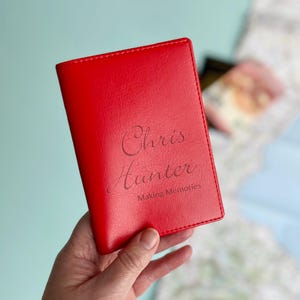 Portapassaporto personalizzato con nome in corsivo/Ecopelle PU personalizzata/Regalo per lui, per lei, per il padre, la madre, per studenti, per gli amanti dei viaggi