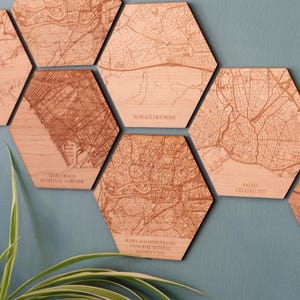 Gegraveerde houten kaart muurkunst zeshoekige tegel. Gepersonaliseerde kaartcadeau, gepersonaliseerd met je locaties. Perfect jubileumcadeau of reizigerscadeau.