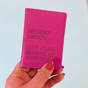 Personalisierte Notfallkontakte Buspass- oder Reisekartenhalter. Perfekt für Bahn- oder Saisonkarten- oder Bus-Passhalter. Geschenk unterstützen.