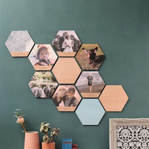 Piastrella esagonale in legno con foto - Singolare. Crea gruppi di gallerie con mappe e blocchi di colore coordinati. Regalo perfetto per matrimoni o anniversari.