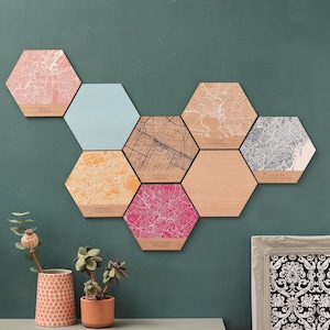 Hölzerne Karte Wall Art sechseckige Fliesen. Personalisierte Landkarte Geschenk mit deinen Orten. Perfektes Hochzeits- oder Jubiläumsgeschenk oder Reisegeschenk.