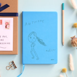 Cuaderno personalizado con dibujos de niños. El dibujo de tu hijo grabado en un cuaderno de lujo. Excelente regalo para mamá, papá y abuelos.