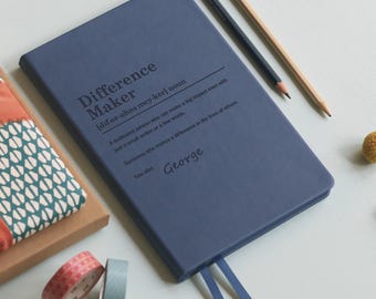 Cuaderno diario personalizado con definición de diccionario Difference Maker. Regalo de papelería a medida para profesores, líderes de grupo y superestrellas.