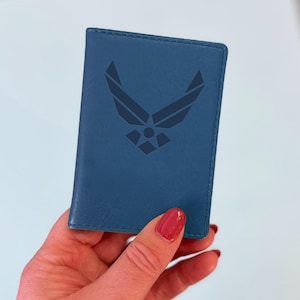 Porta tessere di viaggio con logo personalizzato. Porta abbonamento Freedom, stagionale o Railcard in pelle vegana.