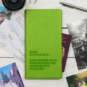 Portadocumentos de viaje con destinos mundiales/Piel sintética personalizada. Funda personalizada para documentos de viaje. Regalo ideal para mamá, papá, estudiantes, parejas, luna de miel.
