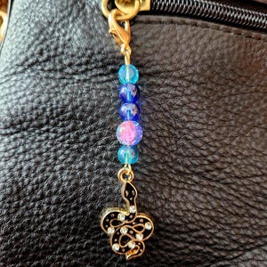 Tirador de cremallera con cuentas, amuleto con clip para bolsos, billeteras, llaveros o chaquetas. Tirador de cremallera con forma de serpiente, amuleto para cremallera. Amuleto para bolso
