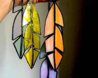 Atrapasol de plumas de vitral: decoración bohemia arcoíris
