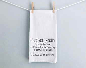 Puede incluir: Toalla de cocina blanca con texto negro que dice "DID YOU KNOW: 14 muscles are activated when opening a bottle of wine? fitness is my passion."