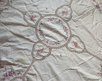 VTG 62 Zoll Keeco Tischdecke verfügt über aufwendige florale Kreuzstichstickerei