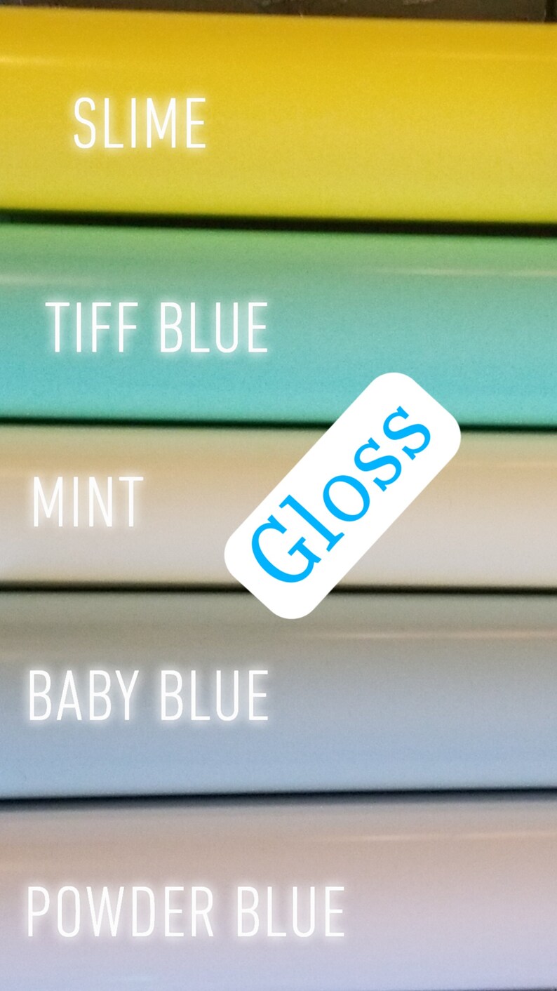 Op de afbeelding: Een verticale afbeelding met een selectie van kleurrijke materialen. De kleuren zijn geel, blauwgroen, mint, babyblauw en poederblauw. Het woord "Gloss" staat op een wit label. Het woord "SLIME" staat in witte letters boven het gele materiaal.
