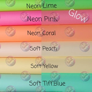 Op de afbeelding: Een verzameling kleurrijk papier in neon- en zachte tinten. De afbeelding toont rollen papier in neon limoen, roze en koraal, naast zacht perzik, geel en Tiffany blauw. Het woord "Glow" is in het wit geschreven.