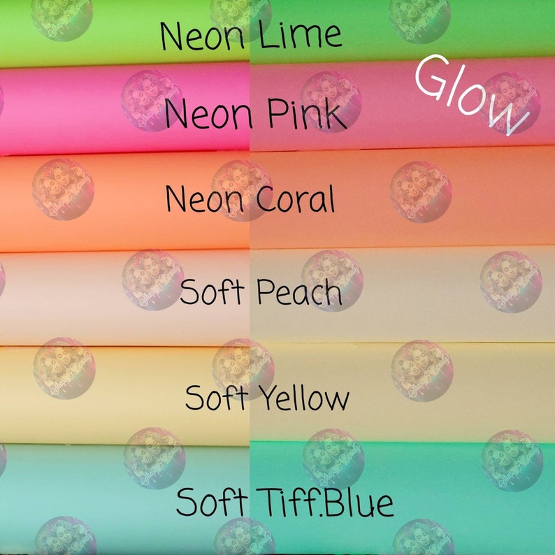 Op de afbeelding: Een verzameling kleurrijk papier in neon- en zachte tinten. De afbeelding toont rollen papier in neon limoen, roze en koraal, naast zacht perzik, geel en Tiffany blauw. Het woord "Glow" is in het wit geschreven.