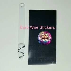 Puede incluir: Una hoja de papel adhesivo negro con varios dise&ntilde;os de alambre de p&uacute;as negro. La hoja tambi&eacute;n incluye una pegatina redonda con un dise&ntilde;o colorido que presenta a dos mujeres y el texto "Shasha Beauty". El texto "Barb Wire Stickers" est&aacute; impreso en rosa en la hoja.