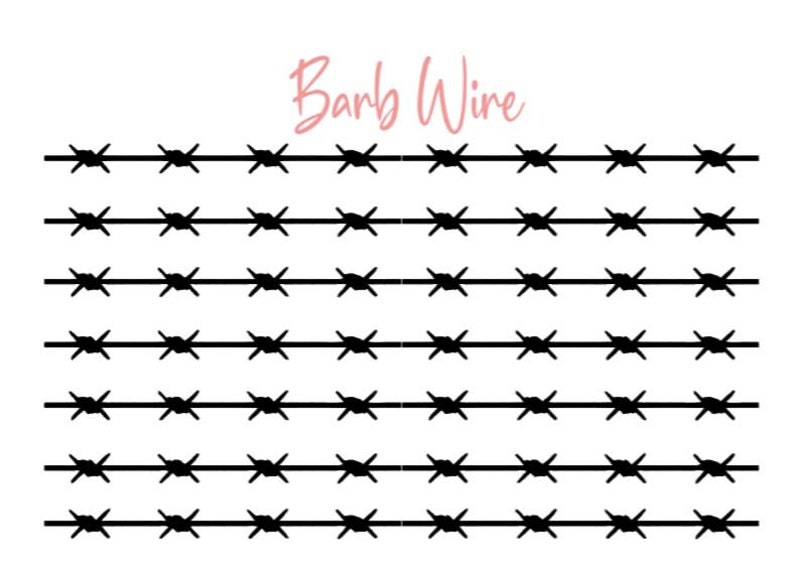 Puede incluir: Imagen en blanco y negro de alambre de p&uacute;as. El texto "Barb Wire" est&aacute; escrito en rosa encima de la imagen.
