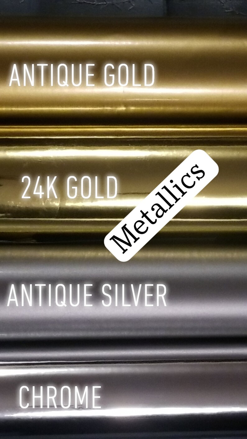 Op de afbeelding: Close-up van metallic afwerkingen, waaronder Antiek Goud, 24K Goud, Antiek Zilver en Chroom. Een wit label met het woord "Metallics" is ook zichtbaar. De afbeelding toont een verscheidenheid aan glanzende, reflecterende oppervlakken.