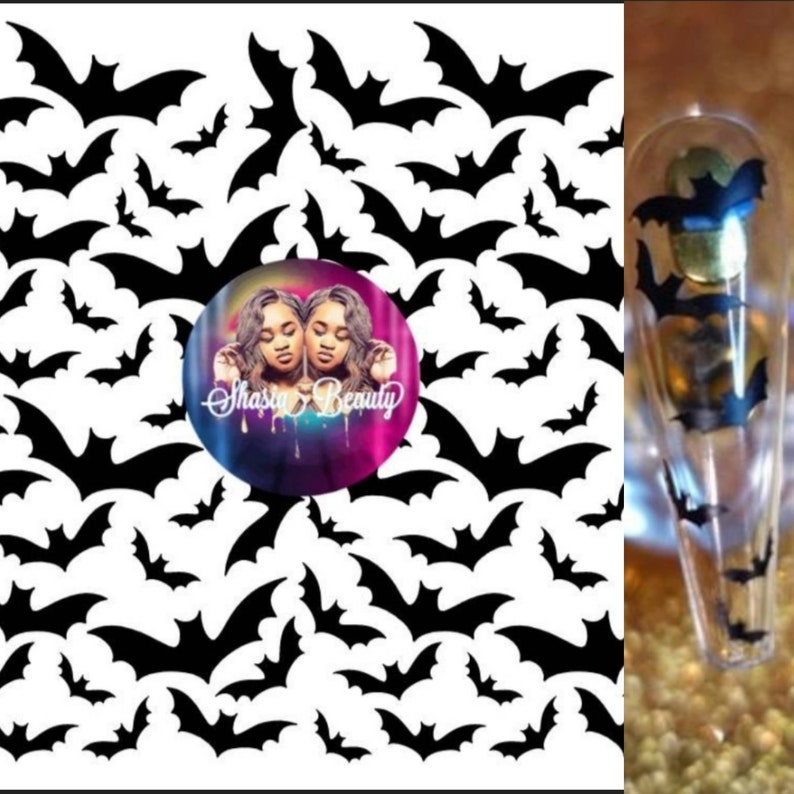 Op de afbeelding: Zwarte vleermuis nail art stickers op een witte achtergrond. Een nagel met zwarte vleermuisstickers wordt getoond. Een cirkelvormig logo met de tekst "Shasta Beauty" staat in het midden van de afbeelding. Halloween-thema nail art.