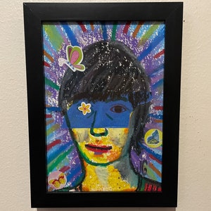 Arte original de mídia mista 5x7” em papel | Pastel de óleo emoldurado, fita adesiva, marcador e adesivos | Garota psicodélica com cabelo preto