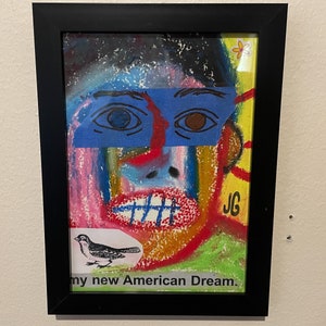 Arte original em mídia mista 5x7” | Colagem emoldurada com desenho em pastel a óleo | Pequeno estranho, rua, decoração de parede de sonho americano estranho