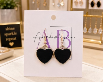 Pendientes colgantes de corazón negro. Un regalo para ella.