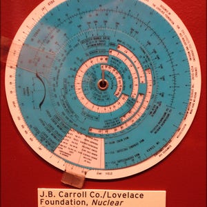 Pôster, muitos tamanhos disponíveis; Fundação JB Carroll Co. Lovelace, computador de efeitos de bomba nuclear com coleção de regras de cálculo Dsc03670