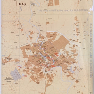 Può includere: Una mappa dettagliata di Baghdad, Iraq, con uno sfondo beige e segni marroni e verdi. La mappa mostra la posizione di vari punti di riferimento, tra cui l'aeroporto internazionale di Saddam, l'aeroporto di Muthanna e l'aeroporto di Rasheed. La mappa include anche una barra di scala e una legenda che indica i tipi di punti di riferimento.