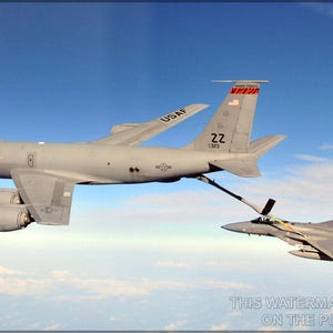 Poster, molti formati disponibili; KC-135 Stratotanker rifornisce un&#39;aquila F-15