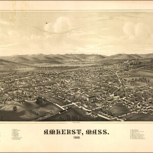 Könnte beinhalten: Eine antike Vogelperspektive-Karte von Amherst, Massachusetts, gedruckt im Jahr 1886. Die Karte zeigt den Grundriss der Stadt mit Straßen, Gebäuden und der umliegenden Landschaft. Die Karte ist in Schwarzweiß gehalten und hat einen Vintage-Look.