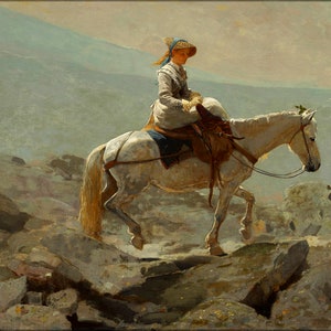 Könnte beinhalten: Eine Frau in einem weißen Kleid und einem blauen Hut reitet ein weißes Pferd einen felsigen Bergpfad hinauf. Das Pferd blickt nach links und die Frau nach rechts. Der Hintergrund ist in einem verschwommenen Blau und Grün gehalten.