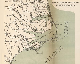 Puede incluir: Un mapa en blanco y negro del distrito costero de Carolina del Norte, que muestra la ubicación de varias ciudades, pueblos y ríos. El mapa incluye una barra de escala que indica que 30 millas o 48 kilómetros equivalen a una pulgada. El mapa también incluye una leyenda que indica la ubicación de varios puntos de interés, como el Dismal Swamp, Albemarle Sound y Pamlico Sound.