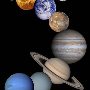 以下が含まれることがあります： 太陽を背景に、水星、金星、地球、火星、木星、土星、天王星、海王星を含む、私たちの太陽系の惑星のデジタルイラスト。惑星は、太陽を背景に、それぞれの大きさや色で示されています。