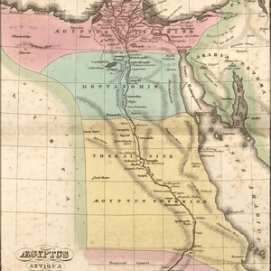 Puede incluir: Un mapa antiguo del antiguo Egipto, que muestra el río Nilo y las regiones circundantes. El mapa está dividido en diferentes regiones, incluyendo el Bajo Egipto, el Alto Egipto y Arabia. El mapa está en tonos de verde, amarillo, rosa y marrón, con etiquetas de texto en negro.