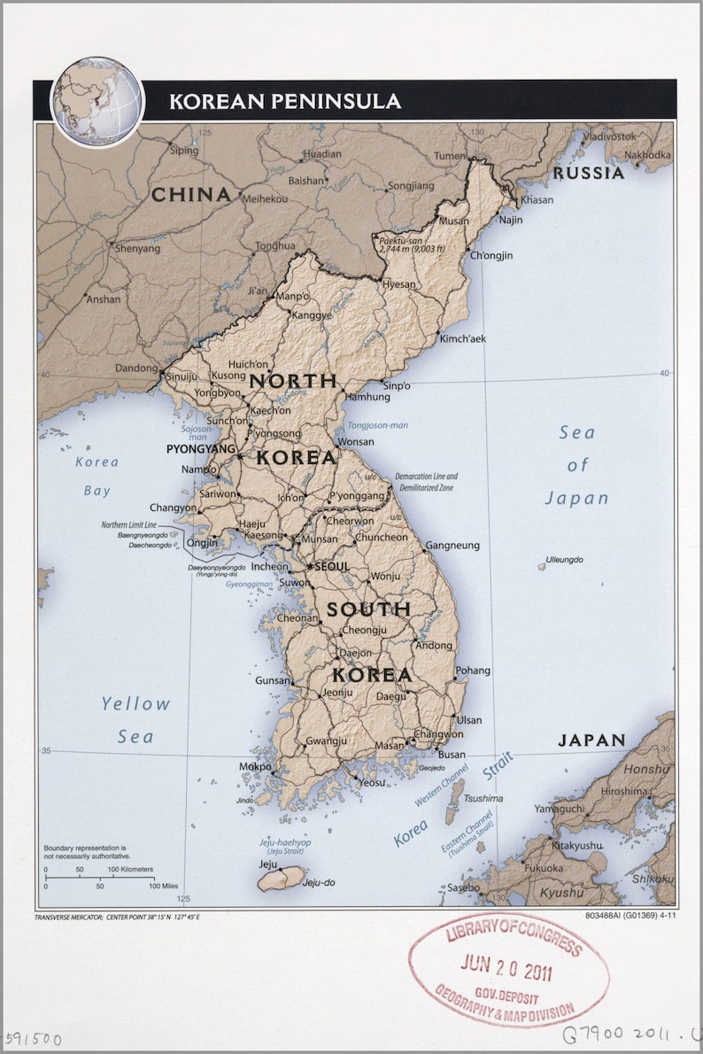Può includere: Una mappa dettagliata della penisola coreana, che mostra i confini della Corea del Nord e della Corea del Sud, le principali città e le caratteristiche geografiche. La mappa è etichettata "Penisola coreana" e include una barra di scala e una rosa dei venti.