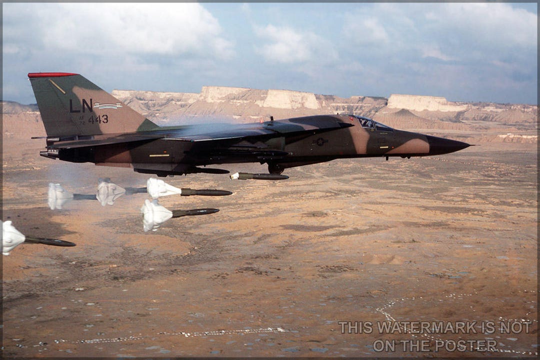 ポスター、さまざまなサイズあり。F-111 アードバークがマーク 82 高