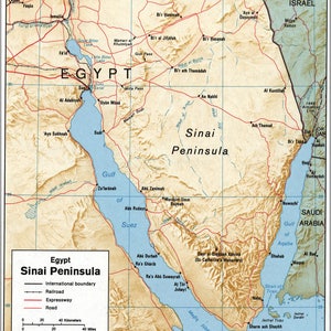Può includere: Una mappa della penisola del Sinai in Egitto, che mostra il confine internazionale, la ferrovia, l'autostrada e la strada. La mappa mostra anche la posizione di diverse città e paesi, tra cui Al 'Arish, Bir Lahfân, Abu Ujaylah, Bir ath Thamadah, An Nakhl, Ath Thamad, Bir Taba, Nuwaybi e Dhahab.