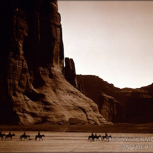 Cartel, Muchos tamaños disponibles; Cañón de Chelly – Navajo. Seven Riders On Horseback and Dog Trek contra el fondo de Canyon Cliffs, 1904