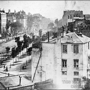 Cartel, muchos tamaños disponibles; Boulevard du Temple, por Daguerre 1838 París, primera fotografía de una persona