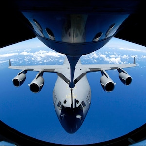 Poster, molti formati disponibili; C-17 Globemaster Iii Refuling da Boeing Kc-135 Stratotanker