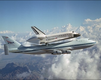 Poster, vele maten beschikbaar; Spaceshuttle Discovery op Boeing 747-shuttle-draagvliegtuig