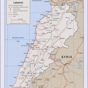 Puede incluir: Un mapa detallado del Líbano, que muestra las fronteras del país, las principales ciudades y las características geográficas. El mapa está etiquetado con los nombres de las ciudades, pueblos y regiones en inglés y árabe. El mapa también incluye una clave que explica los diferentes símbolos utilizados en el mapa.