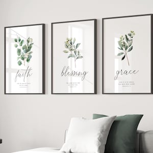 Könnte beinhalten: Drei gerahmte botanische Kunstdrucke mit den Wörtern "Glaube", "Segen" und "Gnade". Jeder Druck zeigt eine Aquarellillustration von grünem Laub. Die Rahmen sind schwarz und der Hintergrund ist weiß.