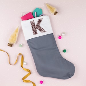 Personalisierter Weihnachtsstrumpf - Glitzer Strumpf - Grauer Strumpf - Weihnachtsstrumpf - Monogramm Strumpf - Passende Strümpfe - Familie