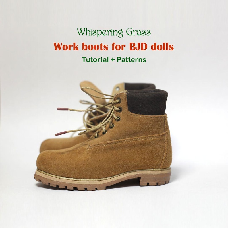K&ouml;nnte beinhalten: Ein Paar Miniatur-Arbeitsstiefel aus beigefarbenem Wildleder, entworfen f&uuml;r BJD-Puppen. Die Stiefel haben braune Schn&uuml;rsenkel, einen braunen Kragen und eine hellbraune Sohle. Der Text "Whispering Grass" und "Work boots for BJD dolls Tutorial + Patterns" ist sichtbar.